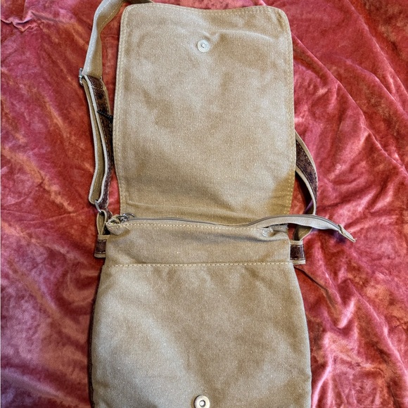 Vintage/Unique shoulder bag/crossbody satchel with sneakers detailing - Picture 5 of 9